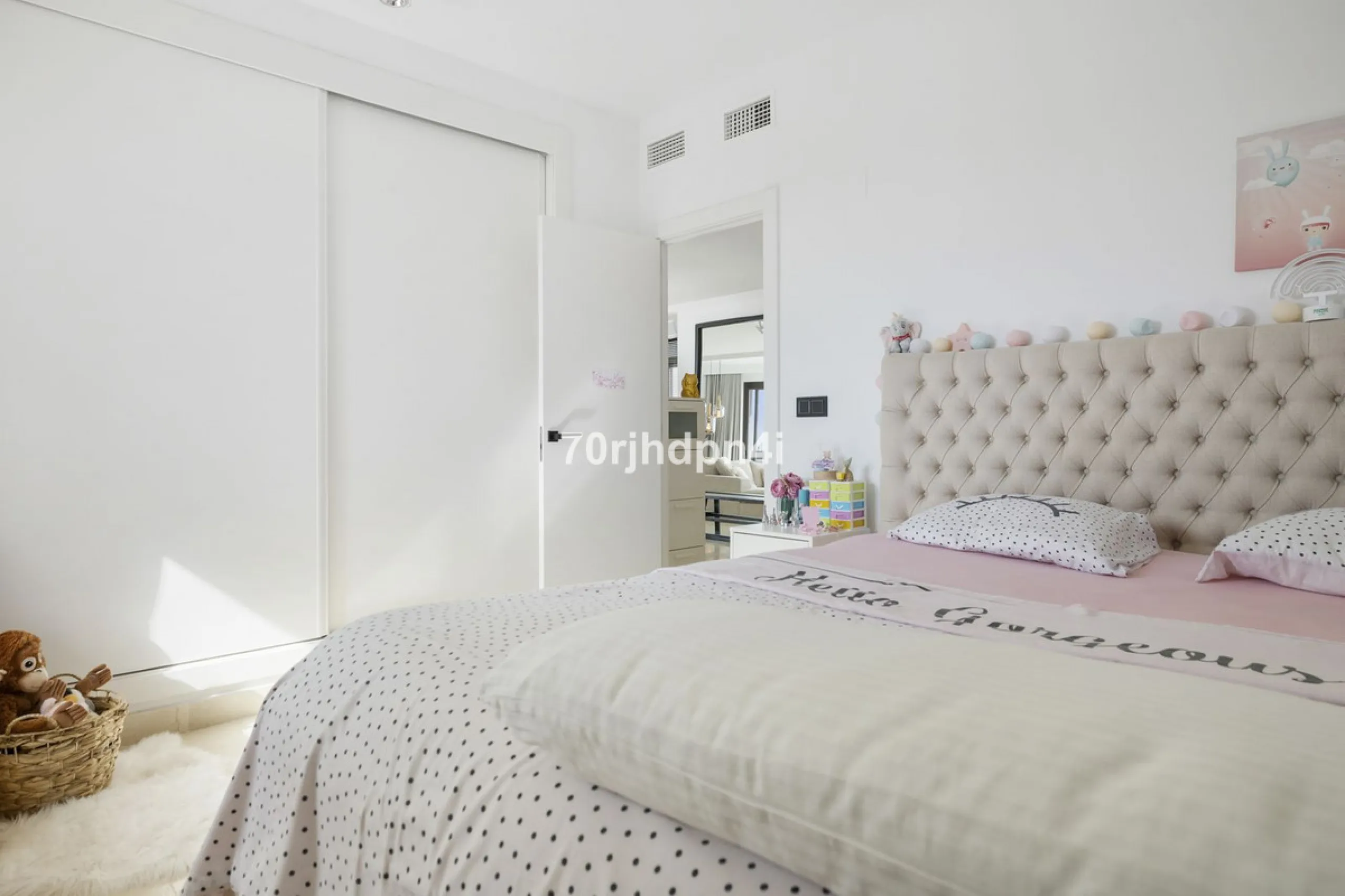 Discover this fully renovated penthouse in the heart of La Resina Golf – one of the most sought-after locations on the New Golden Mile between Marbella and Estepona.