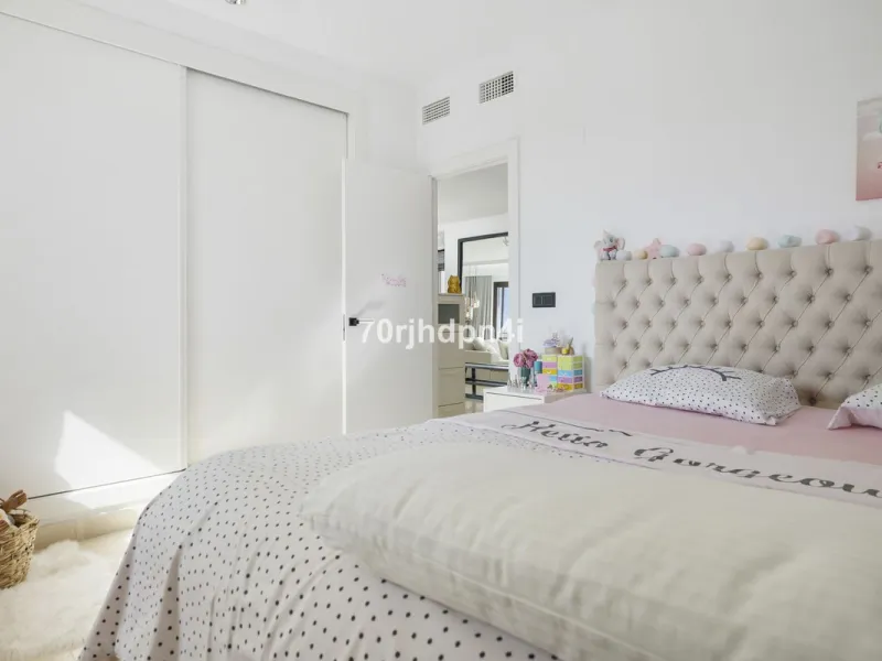 Discover this fully renovated penthouse in the heart of La Resina Golf – one of the most sought-after locations on the New Golden Mile between Marbella and Estepona.