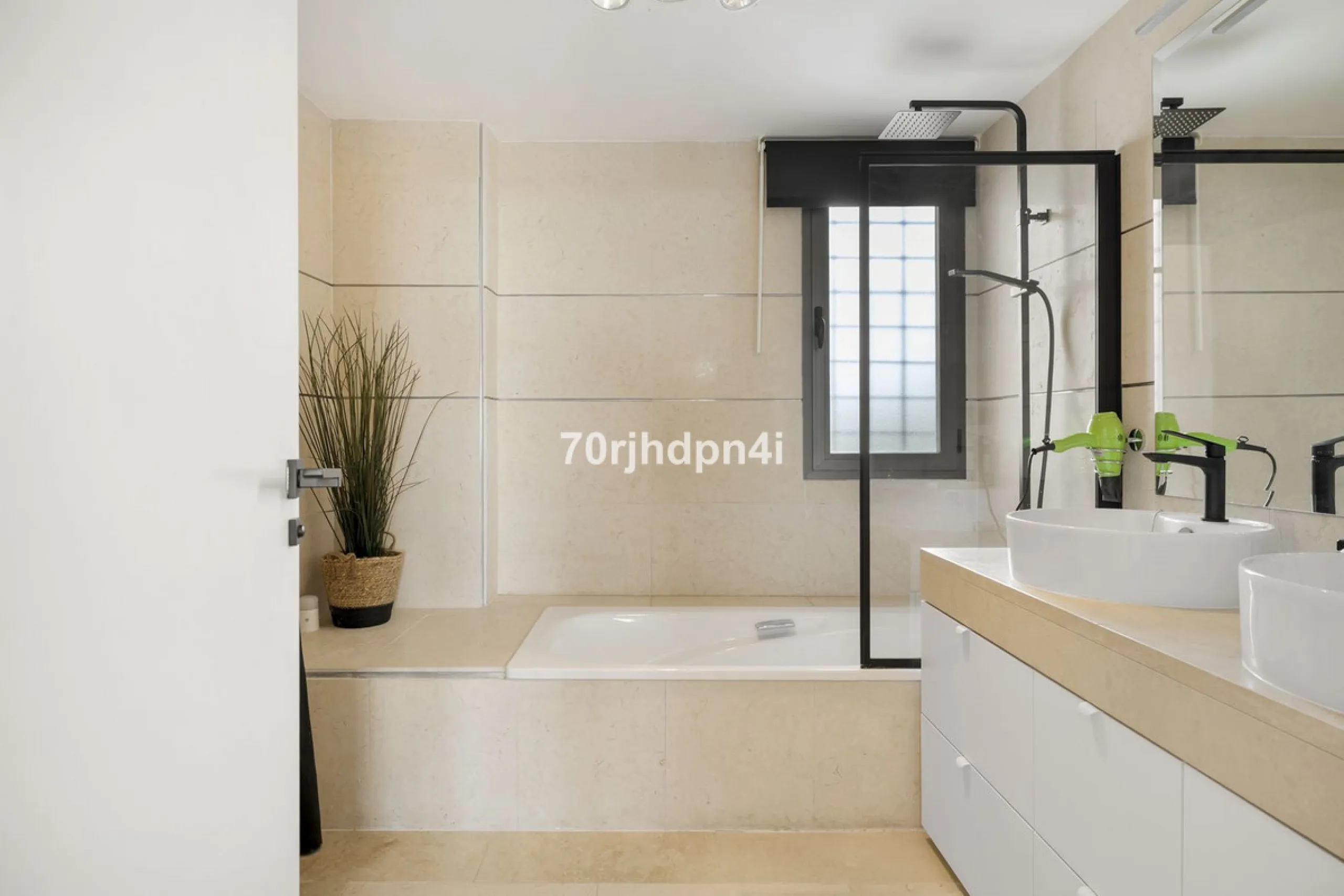 Discover this fully renovated penthouse in the heart of La Resina Golf – one of the most sought-after locations on the New Golden Mile between Marbella and Estepona.