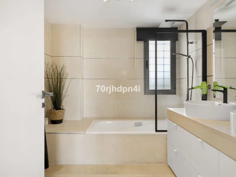 Discover this fully renovated penthouse in the heart of La Resina Golf – one of the most sought-after locations on the New Golden Mile between Marbella and Estepona.