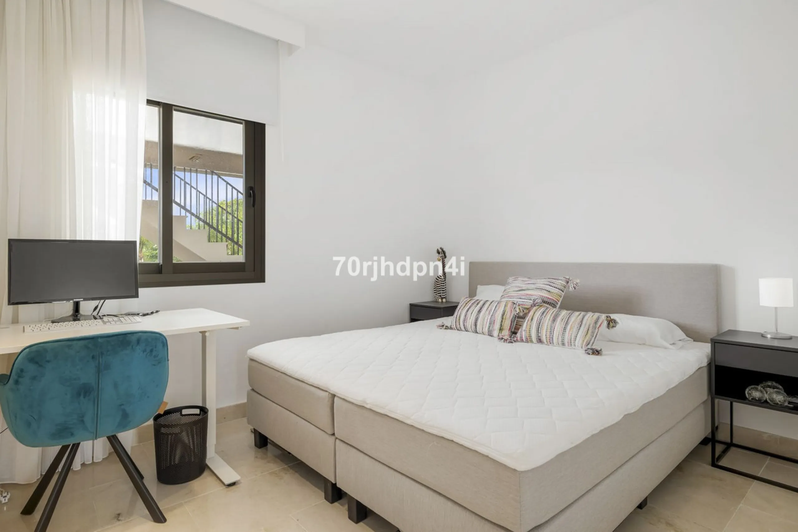Discover this fully renovated penthouse in the heart of La Resina Golf – one of the most sought-after locations on the New Golden Mile between Marbella and Estepona.