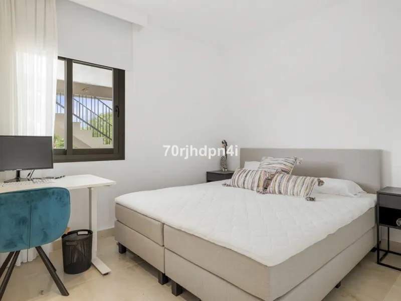 Discover this fully renovated penthouse in the heart of La Resina Golf – one of the most sought-after locations on the New Golden Mile between Marbella and Estepona.