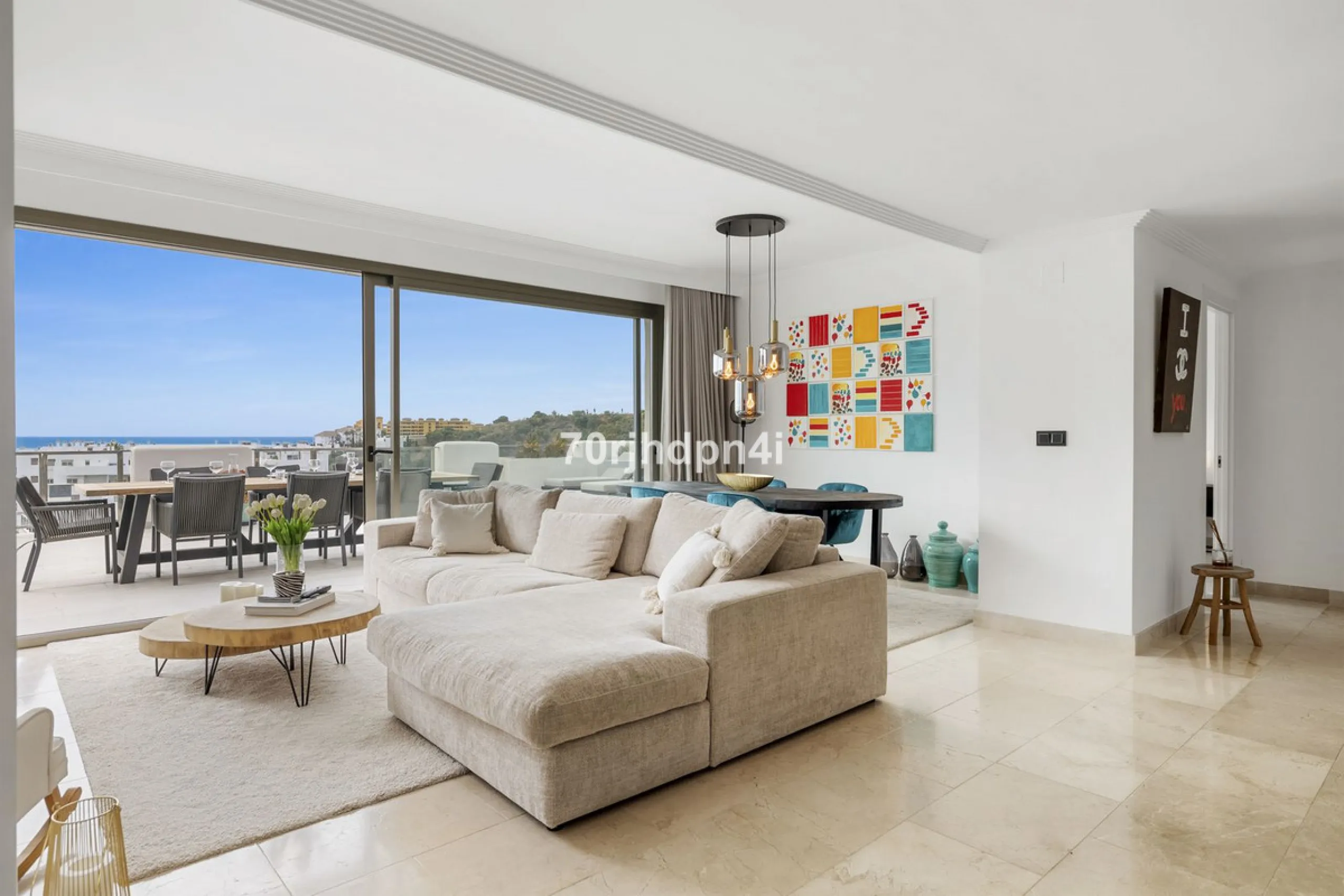 Discover this fully renovated penthouse in the heart of La Resina Golf – one of the most sought-after locations on the New Golden Mile between Marbella and Estepona.