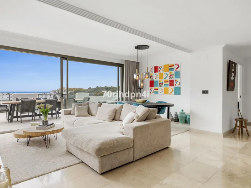 Discover this fully renovated penthouse in the heart of La Resina Golf – one of the most sought-after locations on the New Golden Mile between Marbella and Estepona.