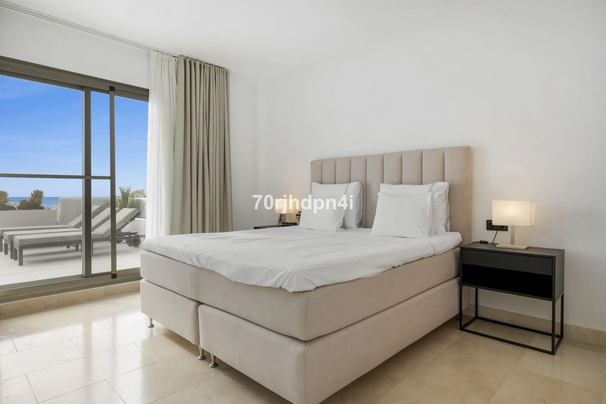 Discover this fully renovated penthouse in the heart of La Resina Golf – one of the most sought-after locations on the New Golden Mile between Marbella and Estepona.