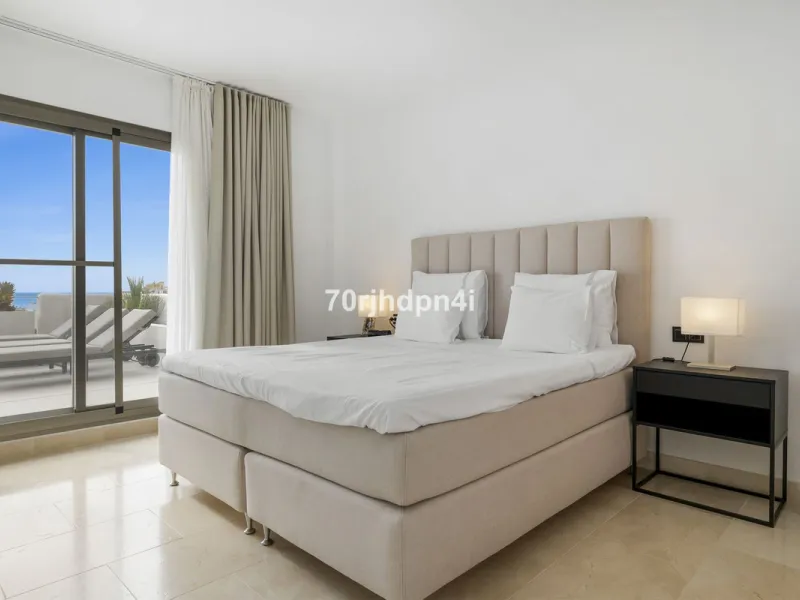 Discover this fully renovated penthouse in the heart of La Resina Golf – one of the most sought-after locations on the New Golden Mile between Marbella and Estepona.