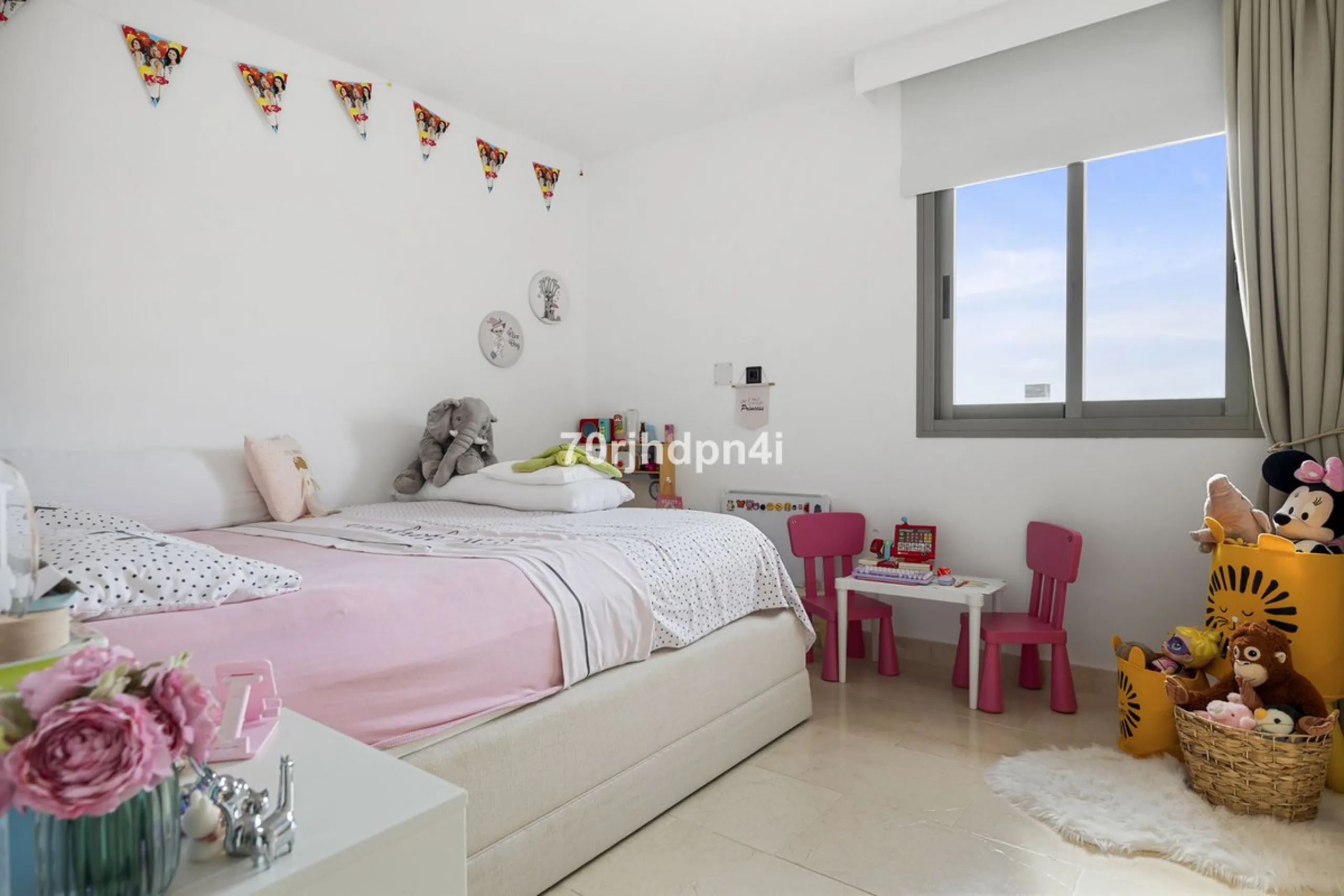 Discover this fully renovated penthouse in the heart of La Resina Golf – one of the most sought-after locations on the New Golden Mile between Marbella and Estepona.