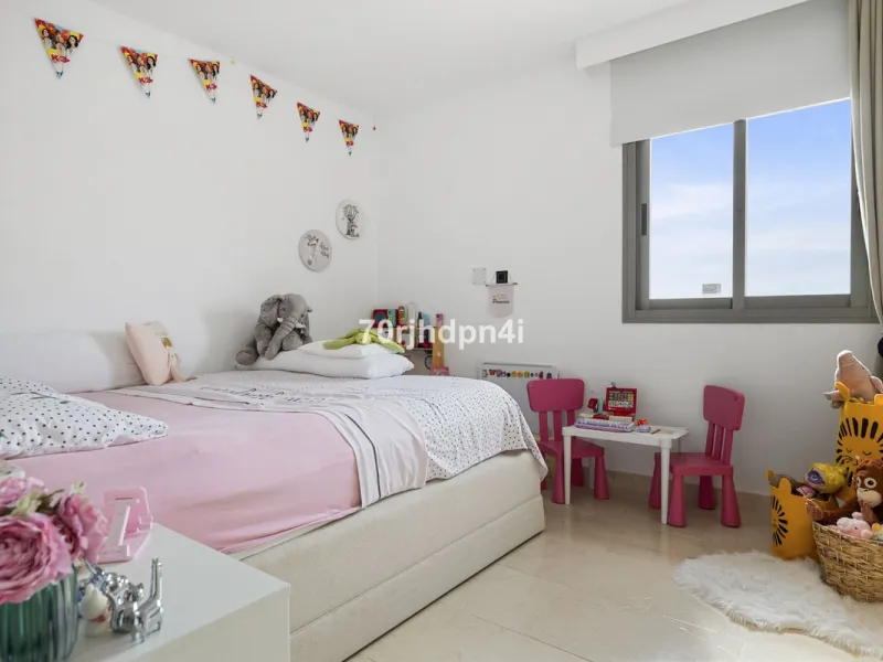 Discover this fully renovated penthouse in the heart of La Resina Golf – one of the most sought-after locations on the New Golden Mile between Marbella and Estepona.