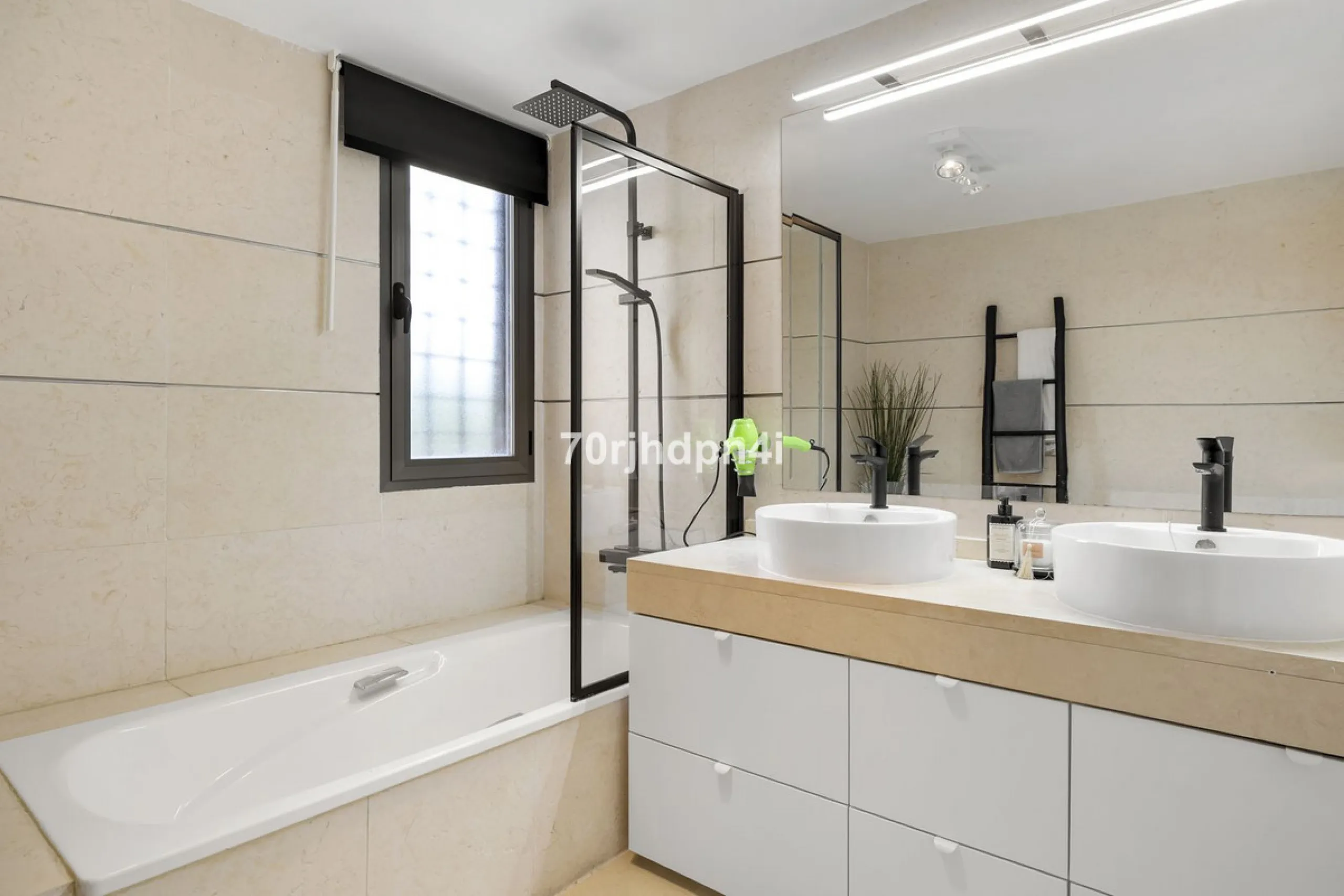 Discover this fully renovated penthouse in the heart of La Resina Golf – one of the most sought-after locations on the New Golden Mile between Marbella and Estepona.