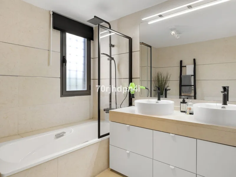 Discover this fully renovated penthouse in the heart of La Resina Golf – one of the most sought-after locations on the New Golden Mile between Marbella and Estepona.