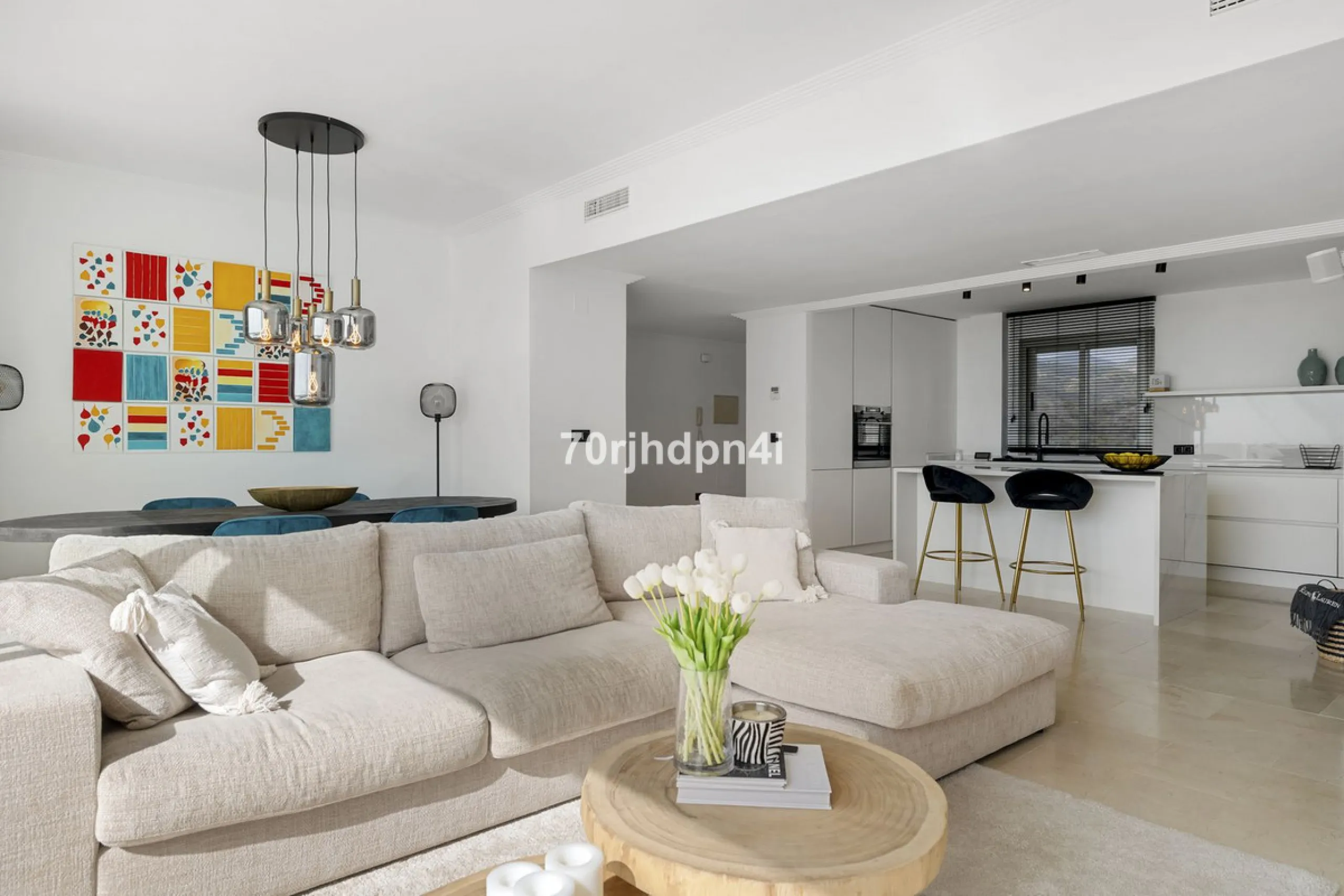 Discover this fully renovated penthouse in the heart of La Resina Golf – one of the most sought-after locations on the New Golden Mile between Marbella and Estepona.
