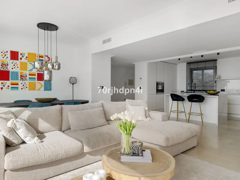 Discover this fully renovated penthouse in the heart of La Resina Golf – one of the most sought-after locations on the New Golden Mile between Marbella and Estepona.