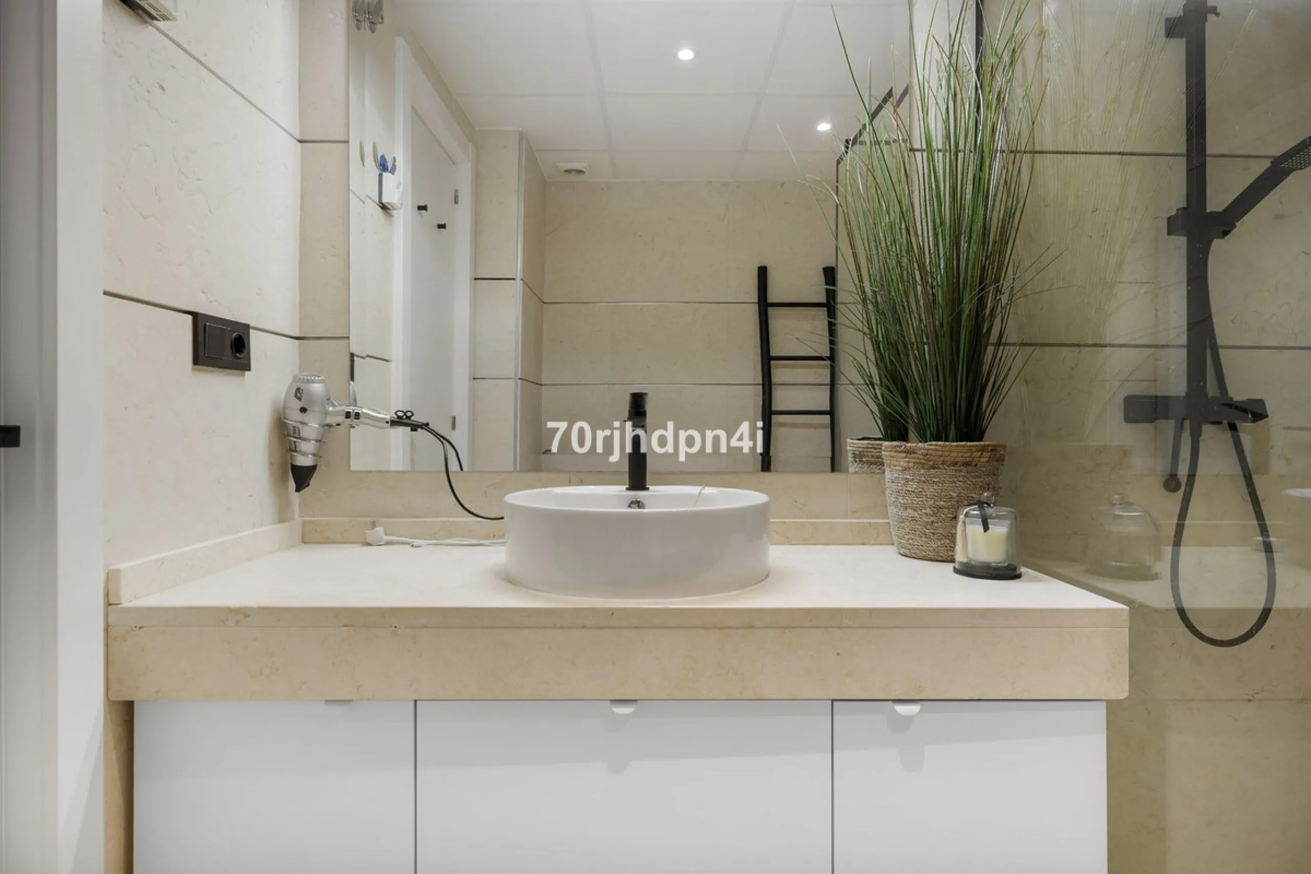 Discover this fully renovated penthouse in the heart of La Resina Golf – one of the most sought-after locations on the New Golden Mile between Marbella and Estepona.