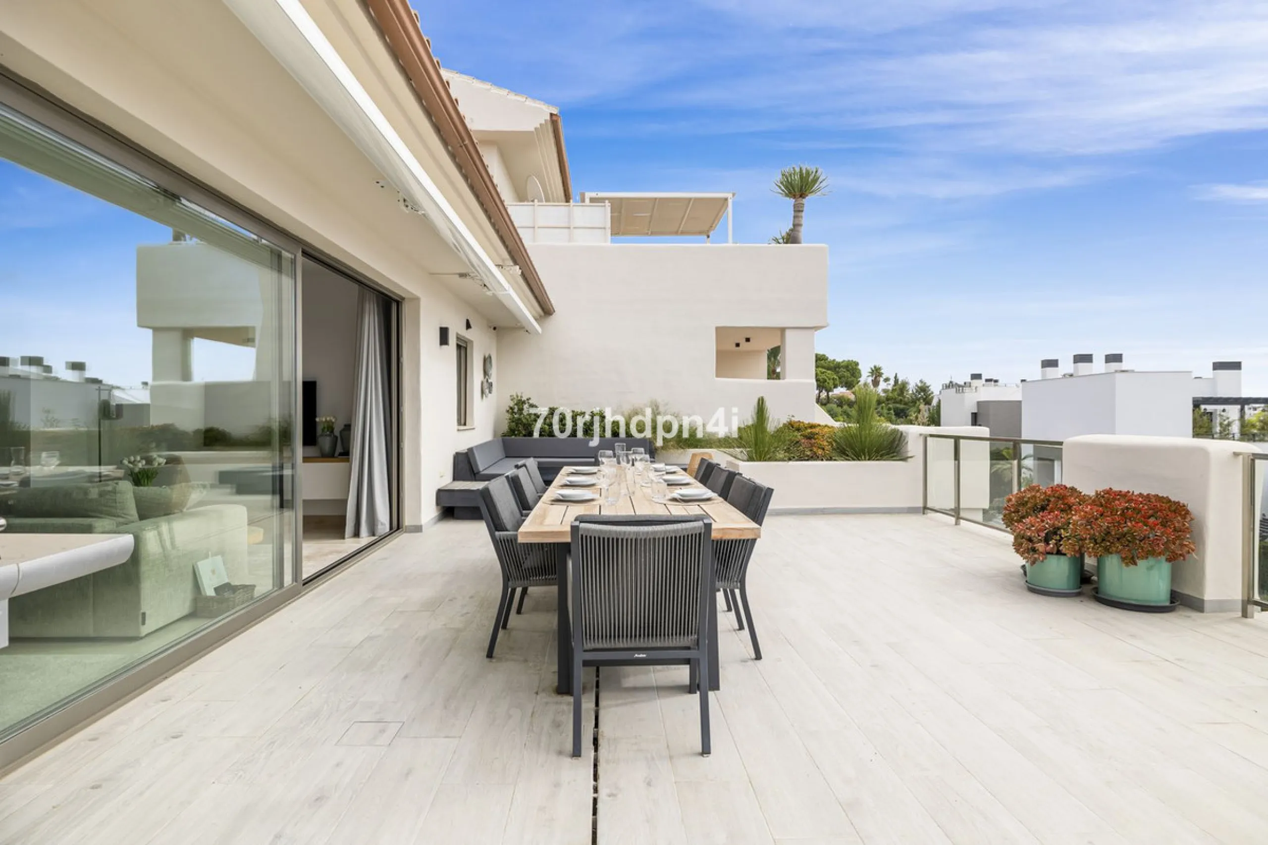 Discover this fully renovated penthouse in the heart of La Resina Golf – one of the most sought-after locations on the New Golden Mile between Marbella and Estepona.