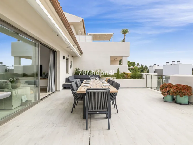 Discover this fully renovated penthouse in the heart of La Resina Golf – one of the most sought-after locations on the New Golden Mile between Marbella and Estepona.