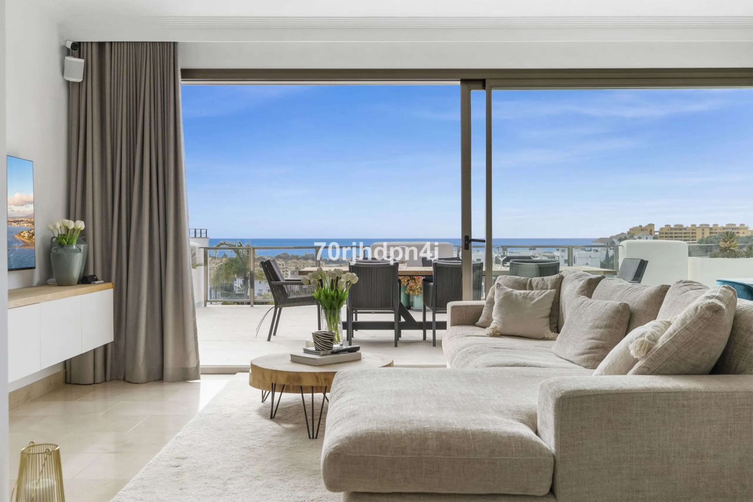 Discover this fully renovated penthouse in the heart of La Resina Golf – one of the most sought-after locations on the New Golden Mile between Marbella and Estepona.