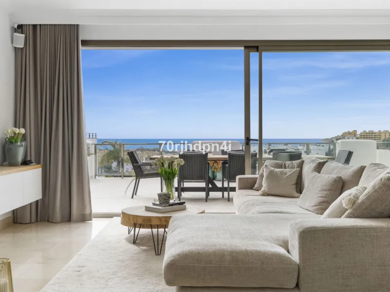 Discover this fully renovated penthouse in the heart of La Resina Golf – one of the most sought-after locations on the New Golden Mile between Marbella and Estepona.