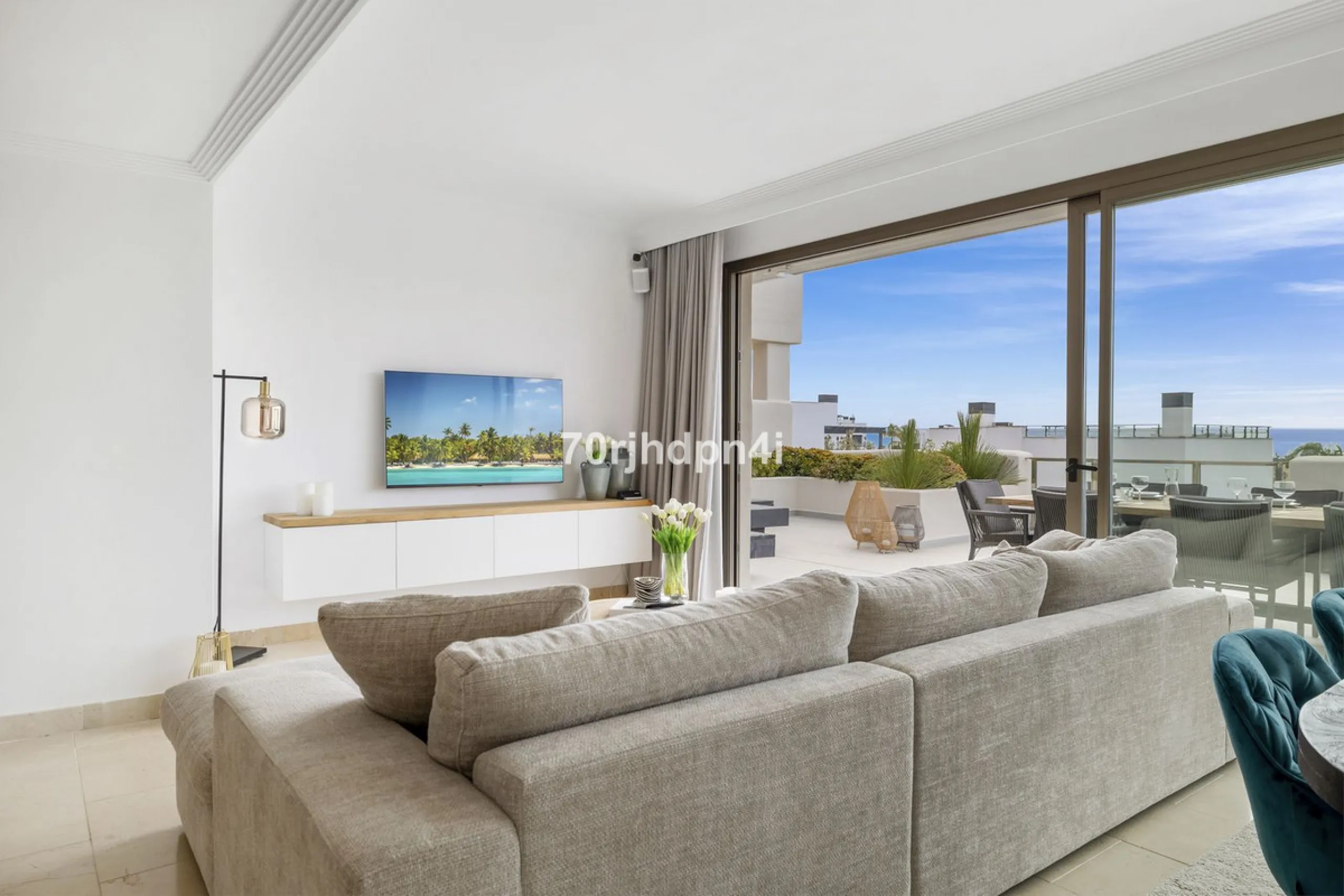 Discover this fully renovated penthouse in the heart of La Resina Golf – one of the most sought-after locations on the New Golden Mile between Marbella and Estepona.