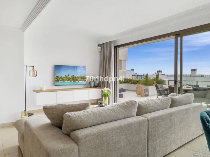 Discover this fully renovated penthouse in the heart of La Resina Golf – one of the most sought-after locations on the New Golden Mile between Marbella and Estepona.