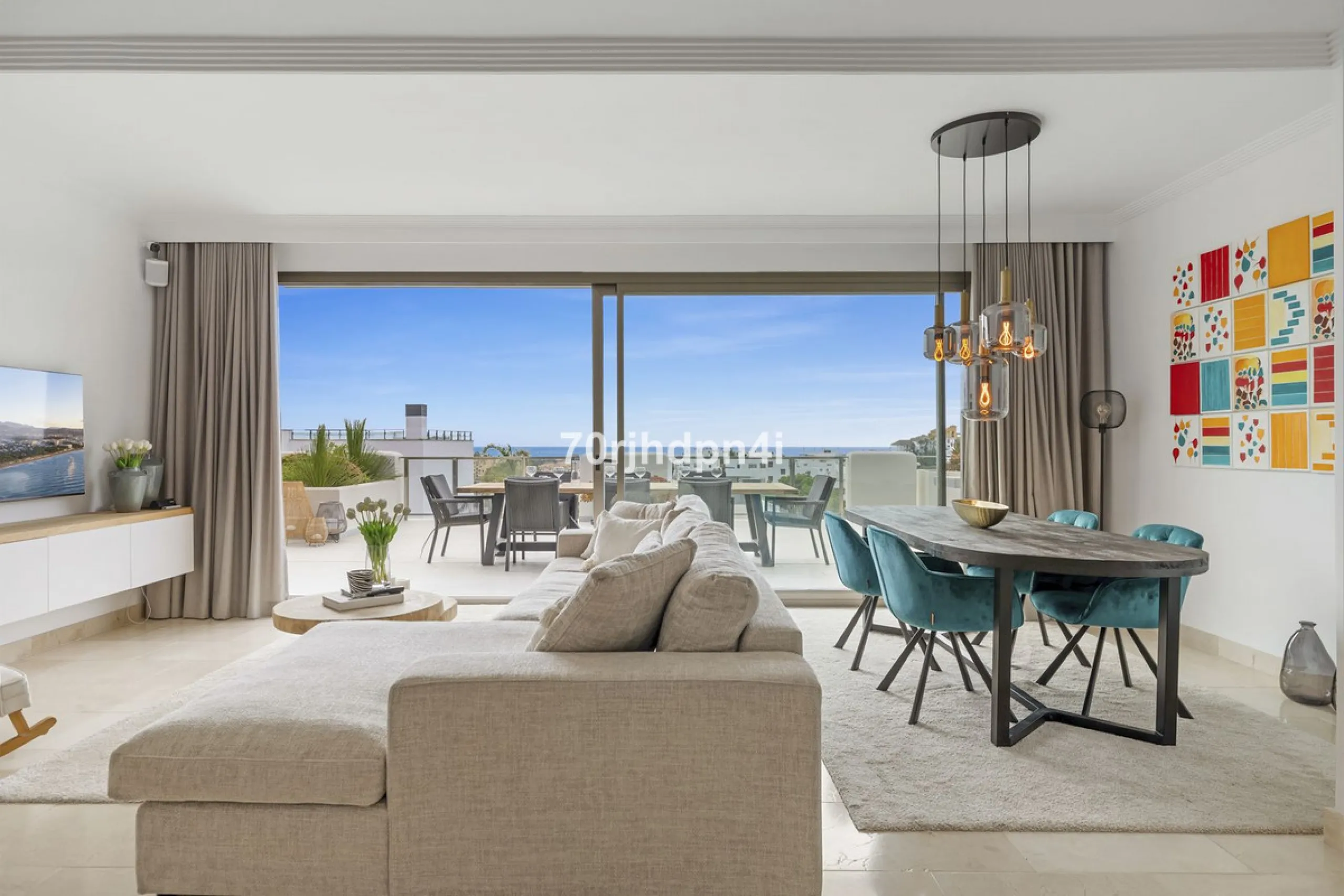 Discover this fully renovated penthouse in the heart of La Resina Golf – one of the most sought-after locations on the New Golden Mile between Marbella and Estepona.