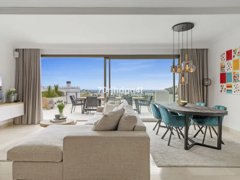 Discover this fully renovated penthouse in the heart of La Resina Golf – one of the most sought-after locations on the New Golden Mile between Marbella and Estepona.