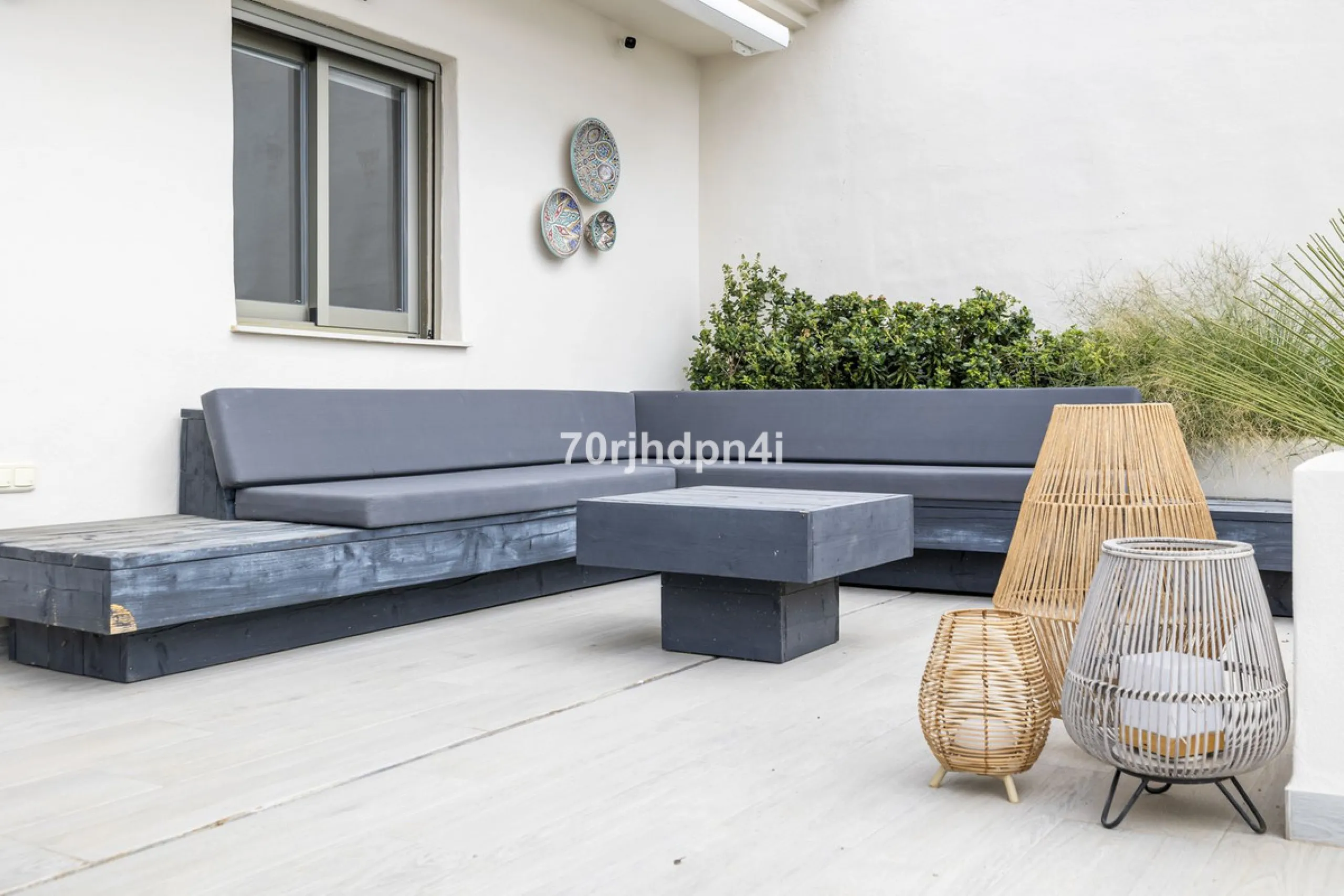 Discover this fully renovated penthouse in the heart of La Resina Golf – one of the most sought-after locations on the New Golden Mile between Marbella and Estepona.
