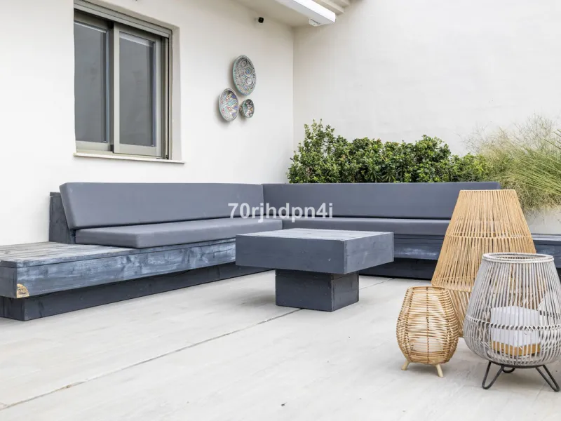 Discover this fully renovated penthouse in the heart of La Resina Golf – one of the most sought-after locations on the New Golden Mile between Marbella and Estepona.