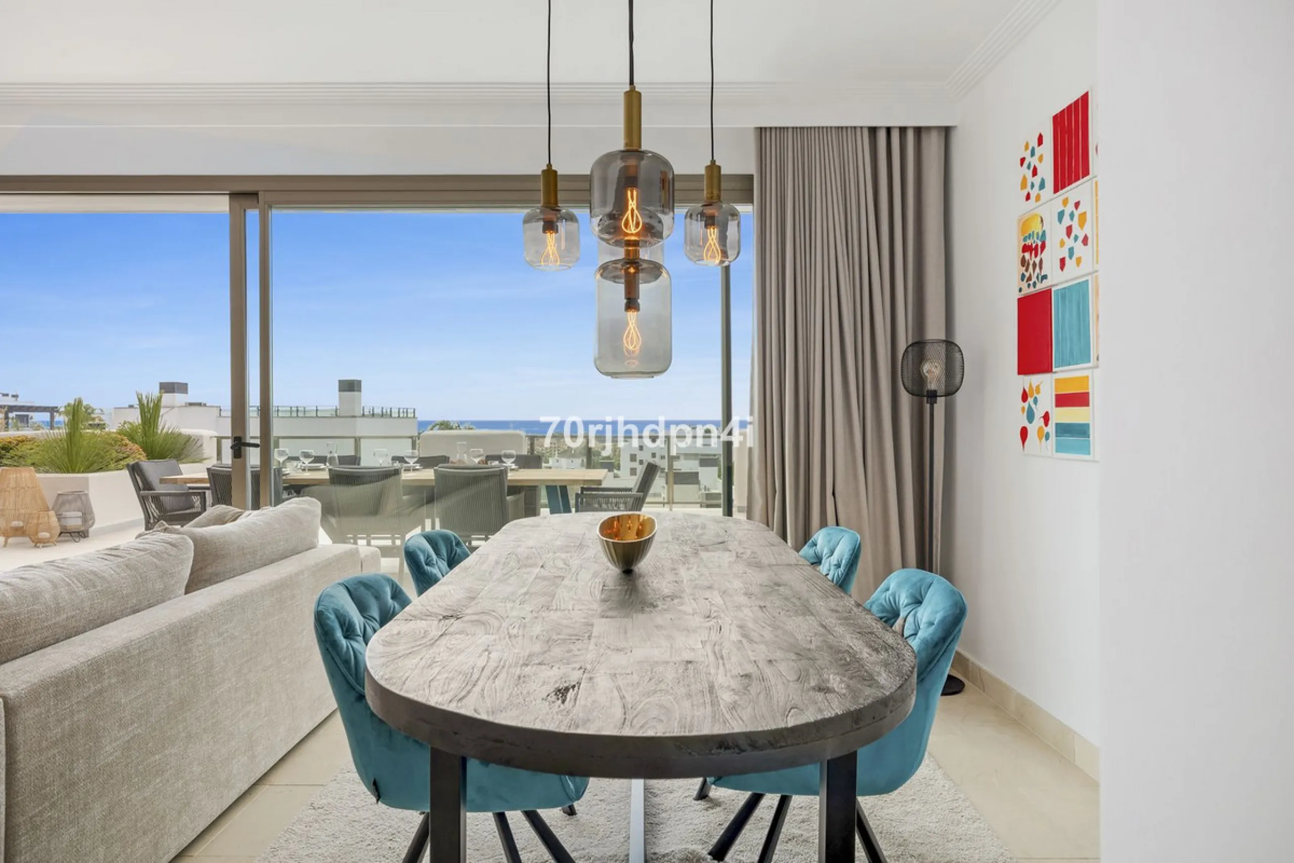 Discover this fully renovated penthouse in the heart of La Resina Golf – one of the most sought-after locations on the New Golden Mile between Marbella and Estepona.