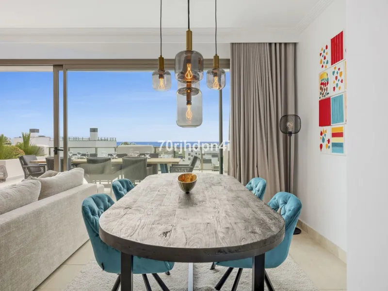Discover this fully renovated penthouse in the heart of La Resina Golf – one of the most sought-after locations on the New Golden Mile between Marbella and Estepona.