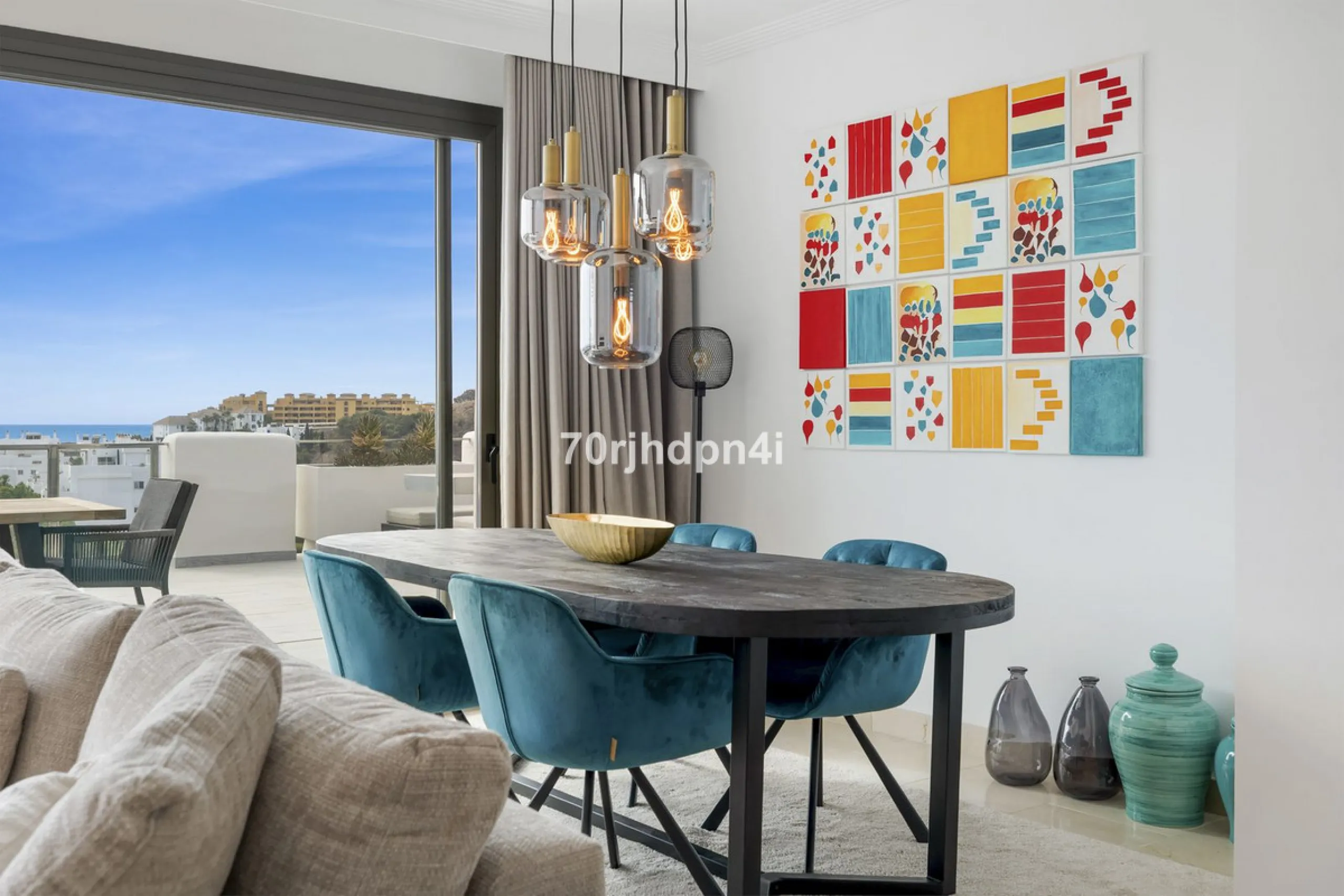 Discover this fully renovated penthouse in the heart of La Resina Golf – one of the most sought-after locations on the New Golden Mile between Marbella and Estepona.