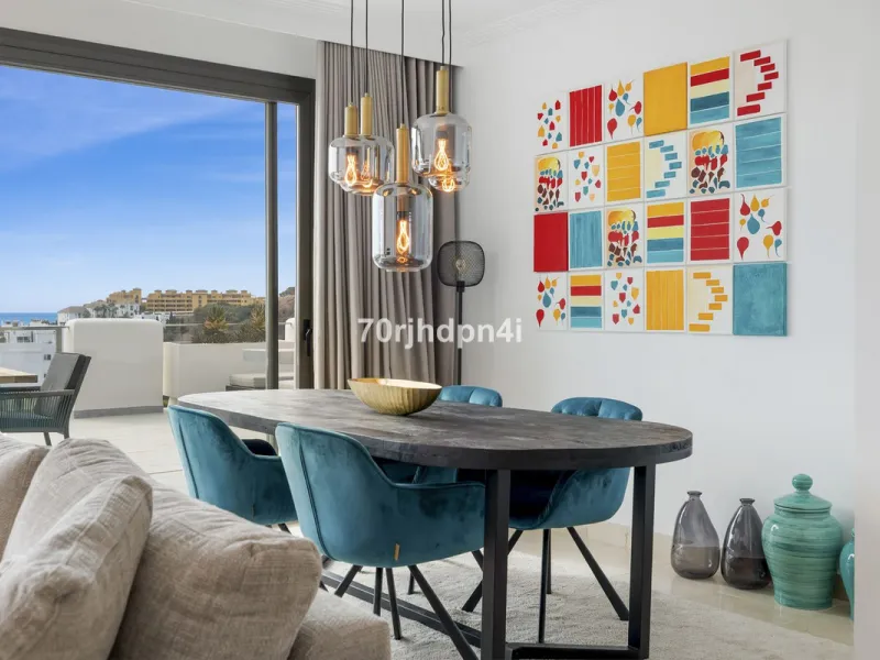 Discover this fully renovated penthouse in the heart of La Resina Golf – one of the most sought-after locations on the New Golden Mile between Marbella and Estepona.