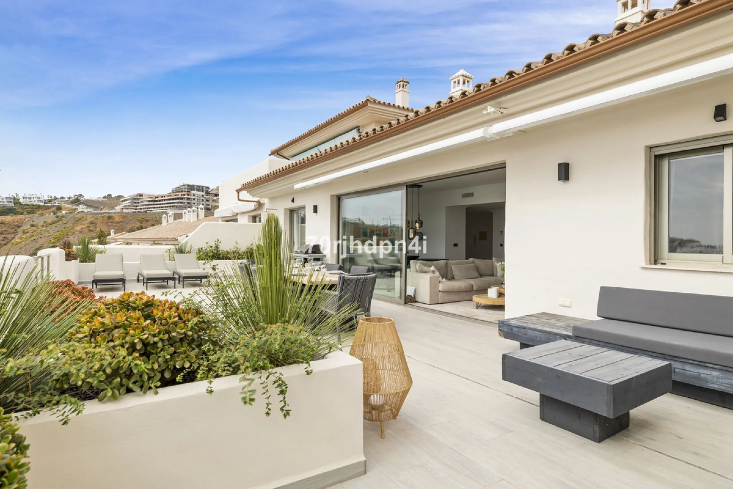 Discover this fully renovated penthouse in the heart of La Resina Golf – one of the most sought-after locations on the New Golden Mile between Marbella and Estepona.