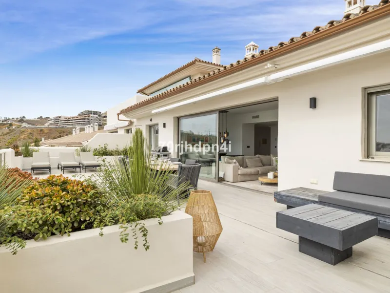 Discover this fully renovated penthouse in the heart of La Resina Golf – one of the most sought-after locations on the New Golden Mile between Marbella and Estepona.