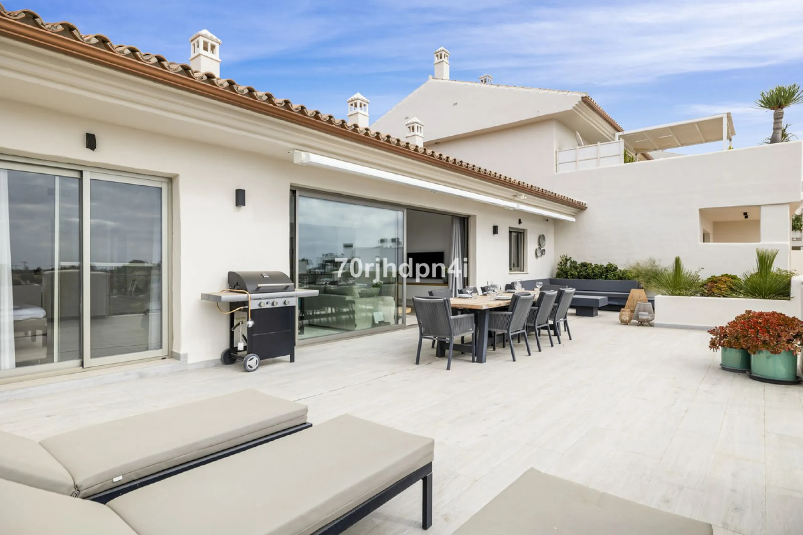 Discover this fully renovated penthouse in the heart of La Resina Golf – one of the most sought-after locations on the New Golden Mile between Marbella and Estepona.