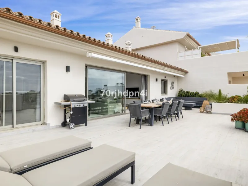 Discover this fully renovated penthouse in the heart of La Resina Golf – one of the most sought-after locations on the New Golden Mile between Marbella and Estepona.