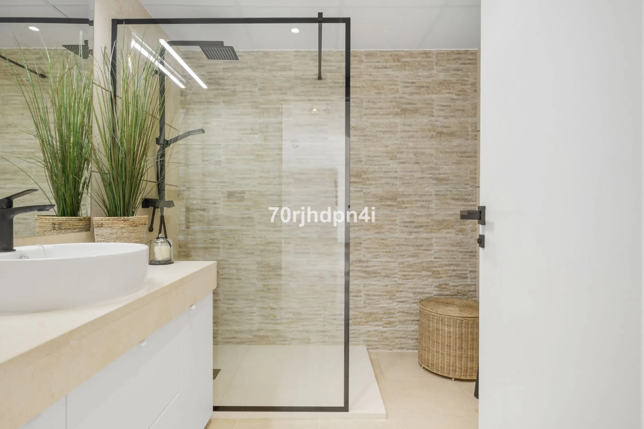 Discover this fully renovated penthouse in the heart of La Resina Golf – one of the most sought-after locations on the New Golden Mile between Marbella and Estepona.