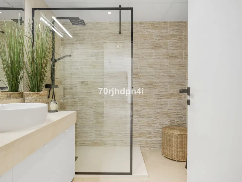 Discover this fully renovated penthouse in the heart of La Resina Golf – one of the most sought-after locations on the New Golden Mile between Marbella and Estepona.