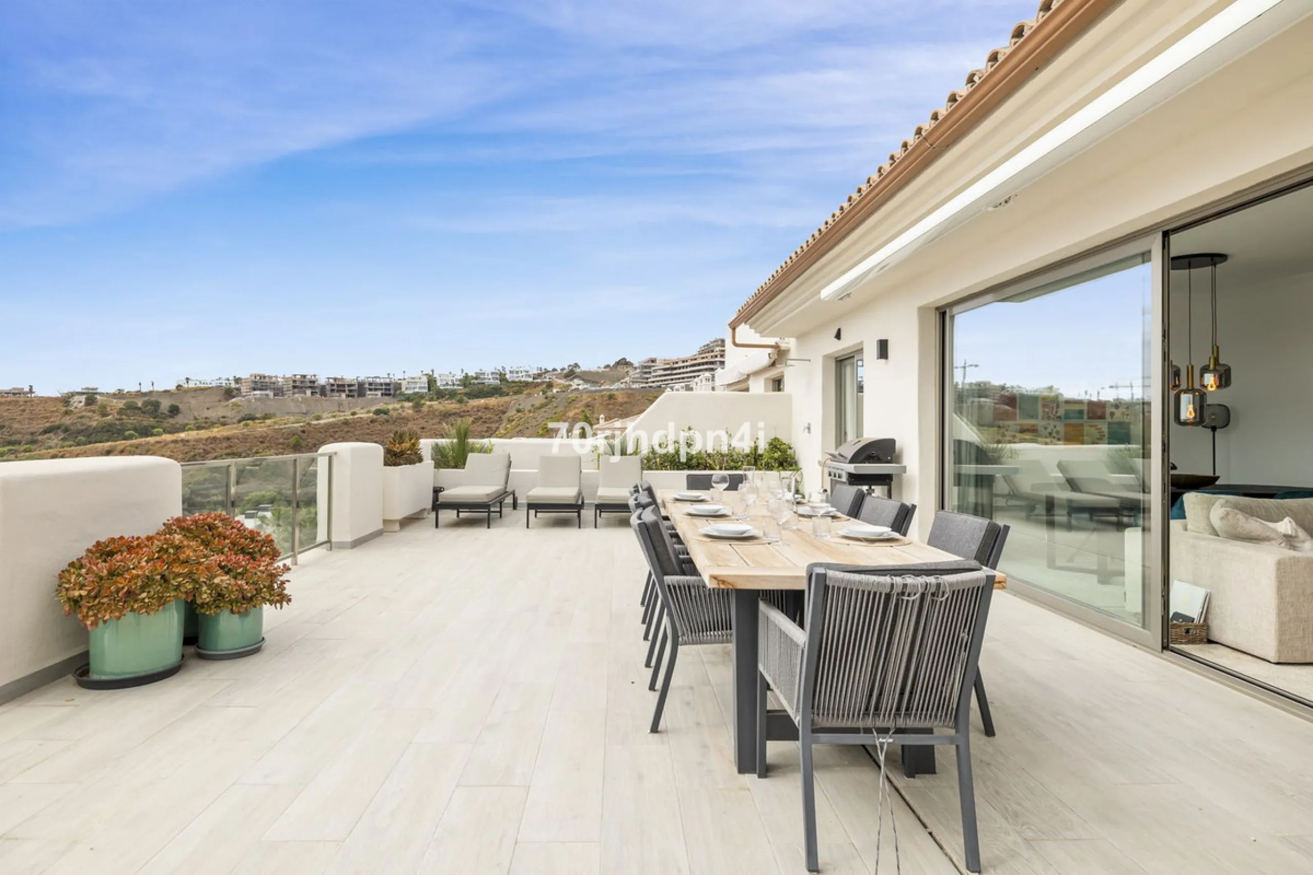 Discover this fully renovated penthouse in the heart of La Resina Golf – one of the most sought-after locations on the New Golden Mile between Marbella and Estepona.