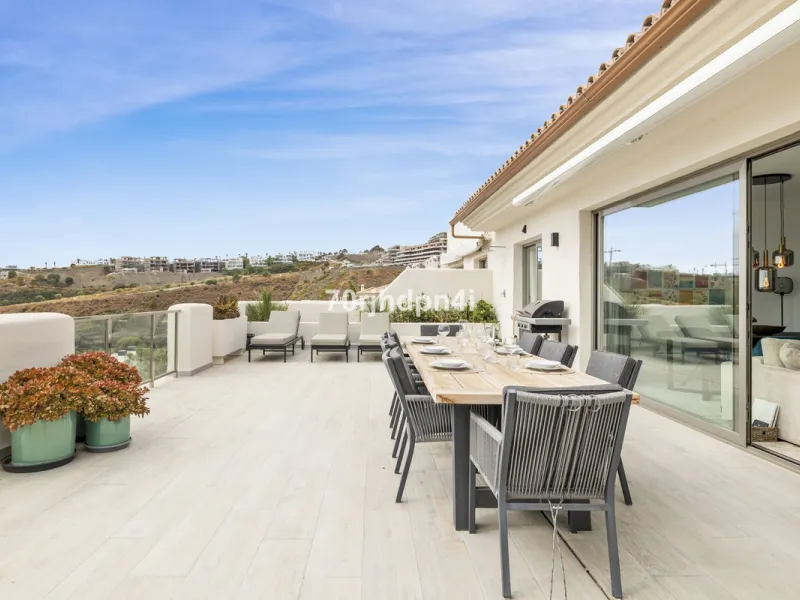Discover this fully renovated penthouse in the heart of La Resina Golf – one of the most sought-after locations on the New Golden Mile between Marbella and Estepona.