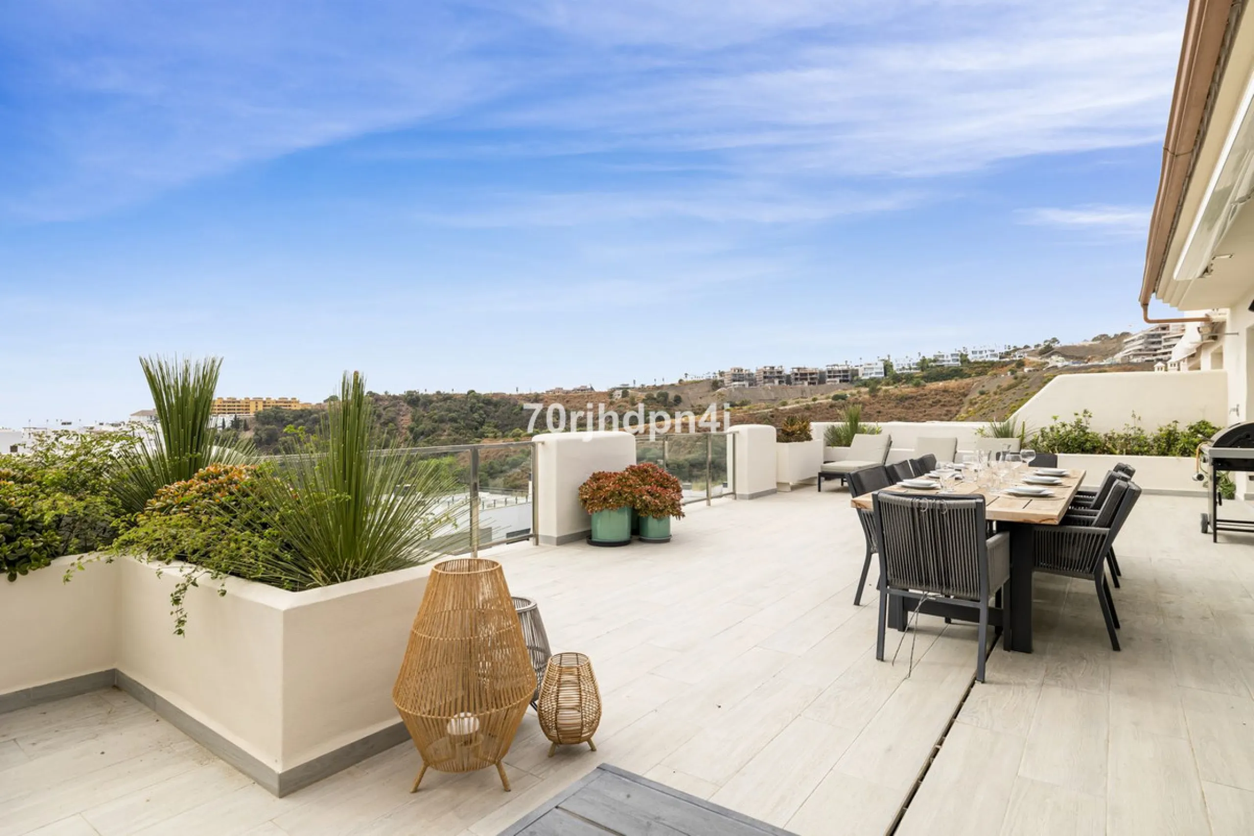 Discover this fully renovated penthouse in the heart of La Resina Golf – one of the most sought-after locations on the New Golden Mile between Marbella and Estepona.