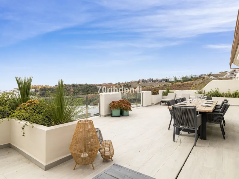 Discover this fully renovated penthouse in the heart of La Resina Golf – one of the most sought-after locations on the New Golden Mile between Marbella and Estepona.