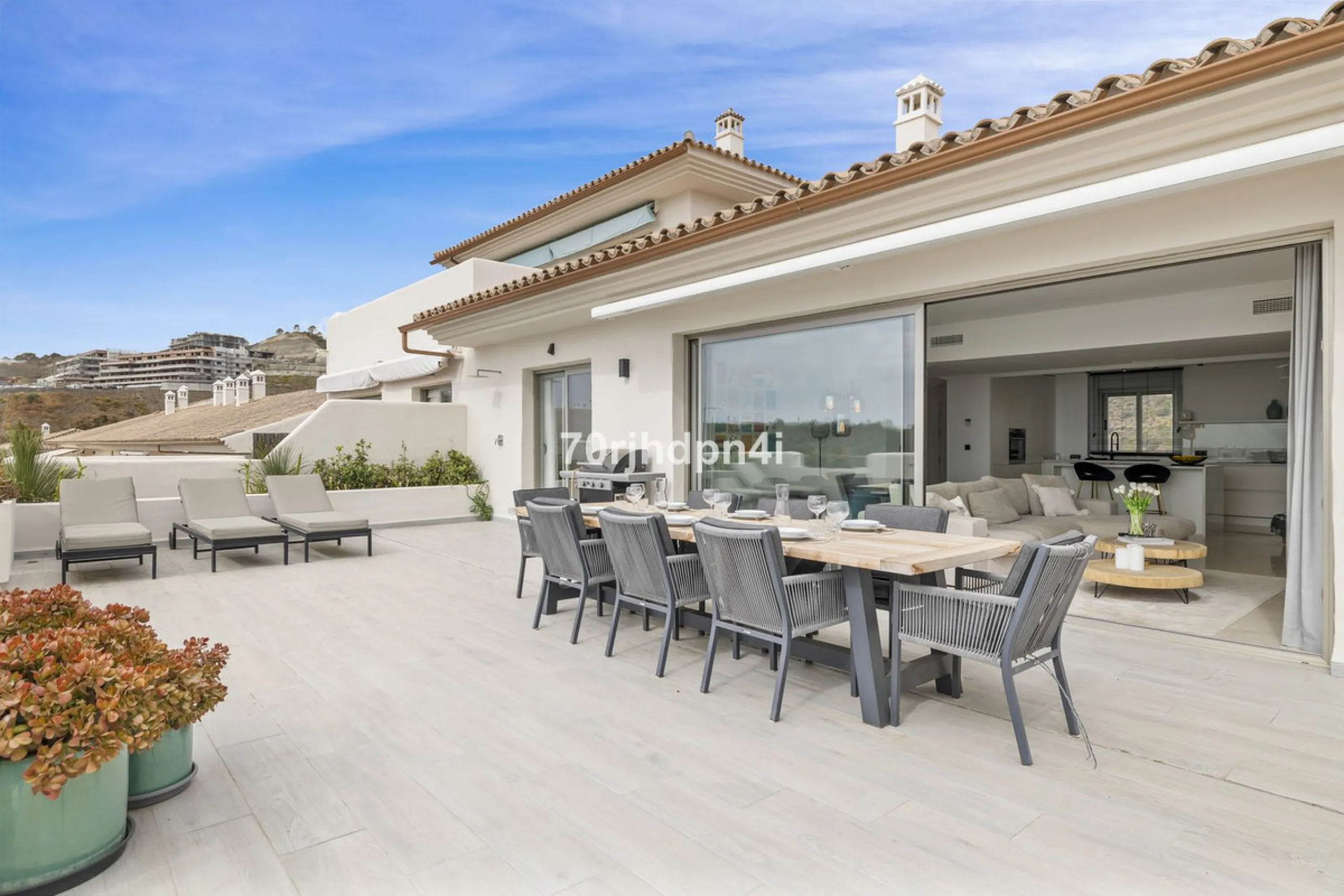 Discover this fully renovated penthouse in the heart of La Resina Golf – one of the most sought-after locations on the New Golden Mile between Marbella and Estepona.