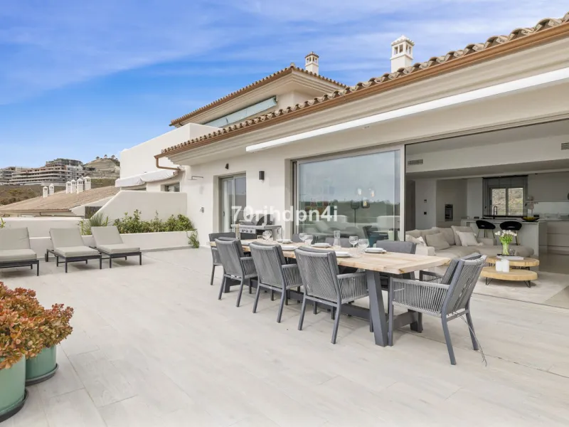 Discover this fully renovated penthouse in the heart of La Resina Golf – one of the most sought-after locations on the New Golden Mile between Marbella and Estepona.