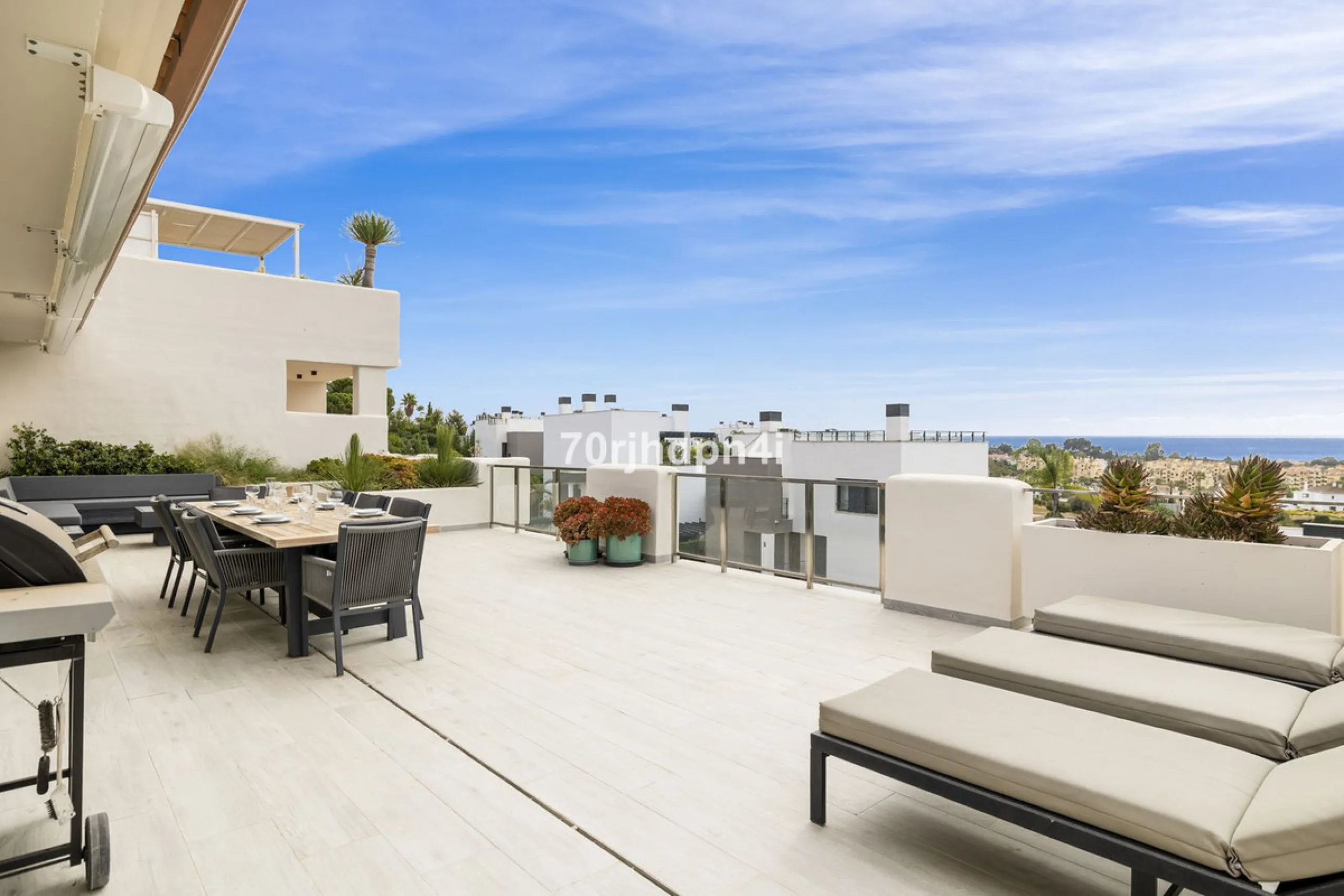 Discover this fully renovated penthouse in the heart of La Resina Golf – one of the most sought-after locations on the New Golden Mile between Marbella and Estepona.