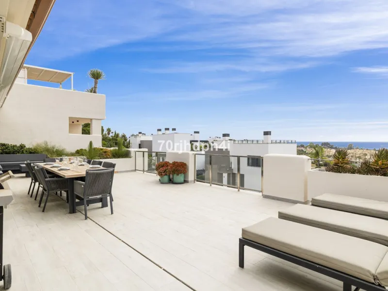Discover this fully renovated penthouse in the heart of La Resina Golf – one of the most sought-after locations on the New Golden Mile between Marbella and Estepona.