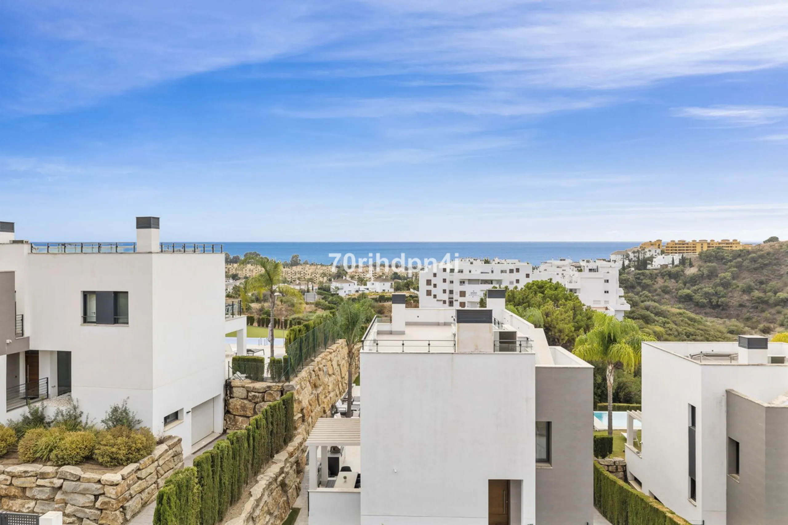 Discover this fully renovated penthouse in the heart of La Resina Golf – one of the most sought-after locations on the New Golden Mile between Marbella and Estepona.