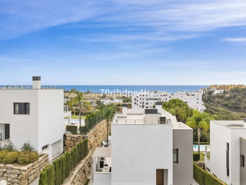 Discover this fully renovated penthouse in the heart of La Resina Golf – one of the most sought-after locations on the New Golden Mile between Marbella and Estepona.