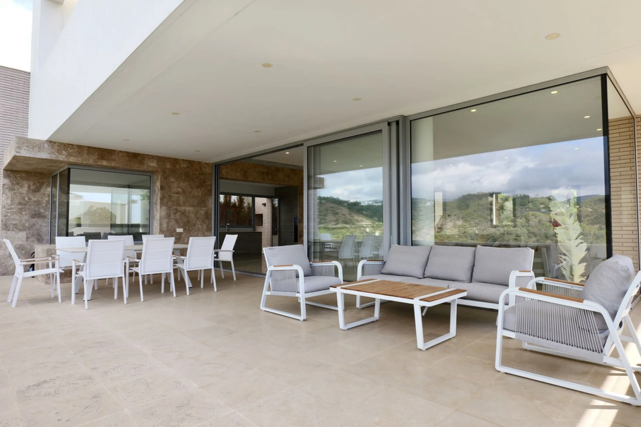This exceptional luxury villa is located in the prestigious Los Arqueros Golf & Country Club, offering an unparalleled combination of space, sophistication, and stunning natural surroundings. Set on an elevated plot, the property enjoys breathtaking panor