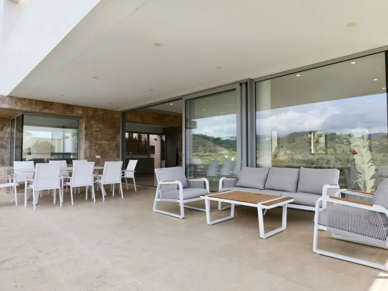 This exceptional luxury villa is located in the prestigious Los Arqueros Golf & Country Club, offering an unparalleled combination of space, sophistication, and stunning natural surroundings. Set on an elevated plot, the property enjoys breathtaking panor