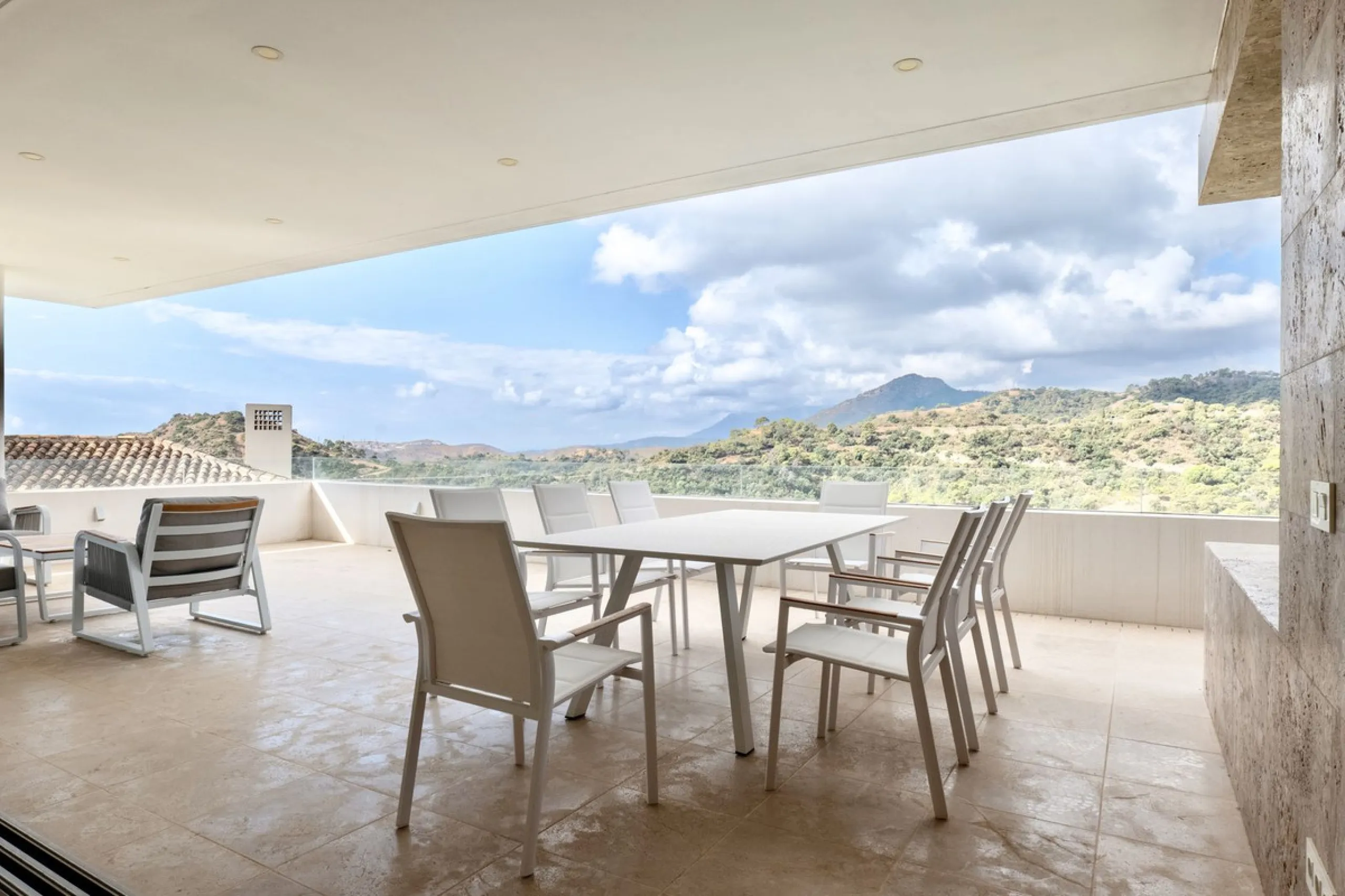 This exceptional luxury villa is located in the prestigious Los Arqueros Golf & Country Club, offering an unparalleled combination of space, sophistication, and stunning natural surroundings. Set on an elevated plot, the property enjoys breathtaking panor